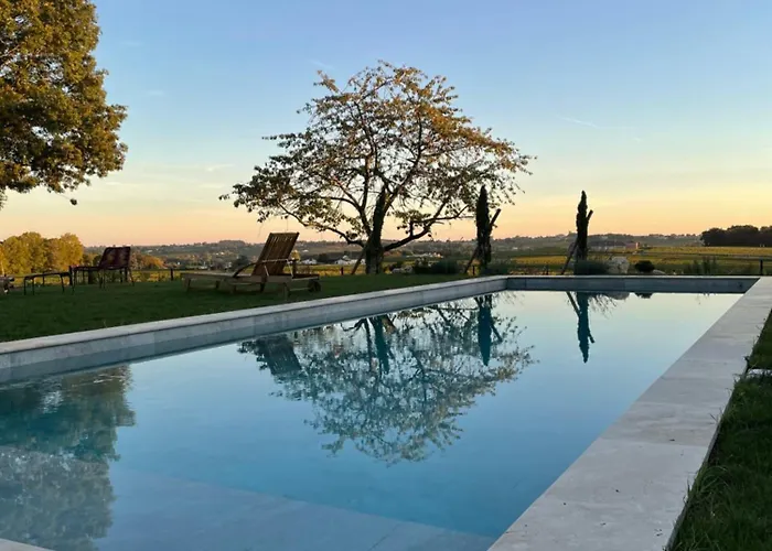 Hotell Aux Ducs De Sienne Montagne (Gironde)